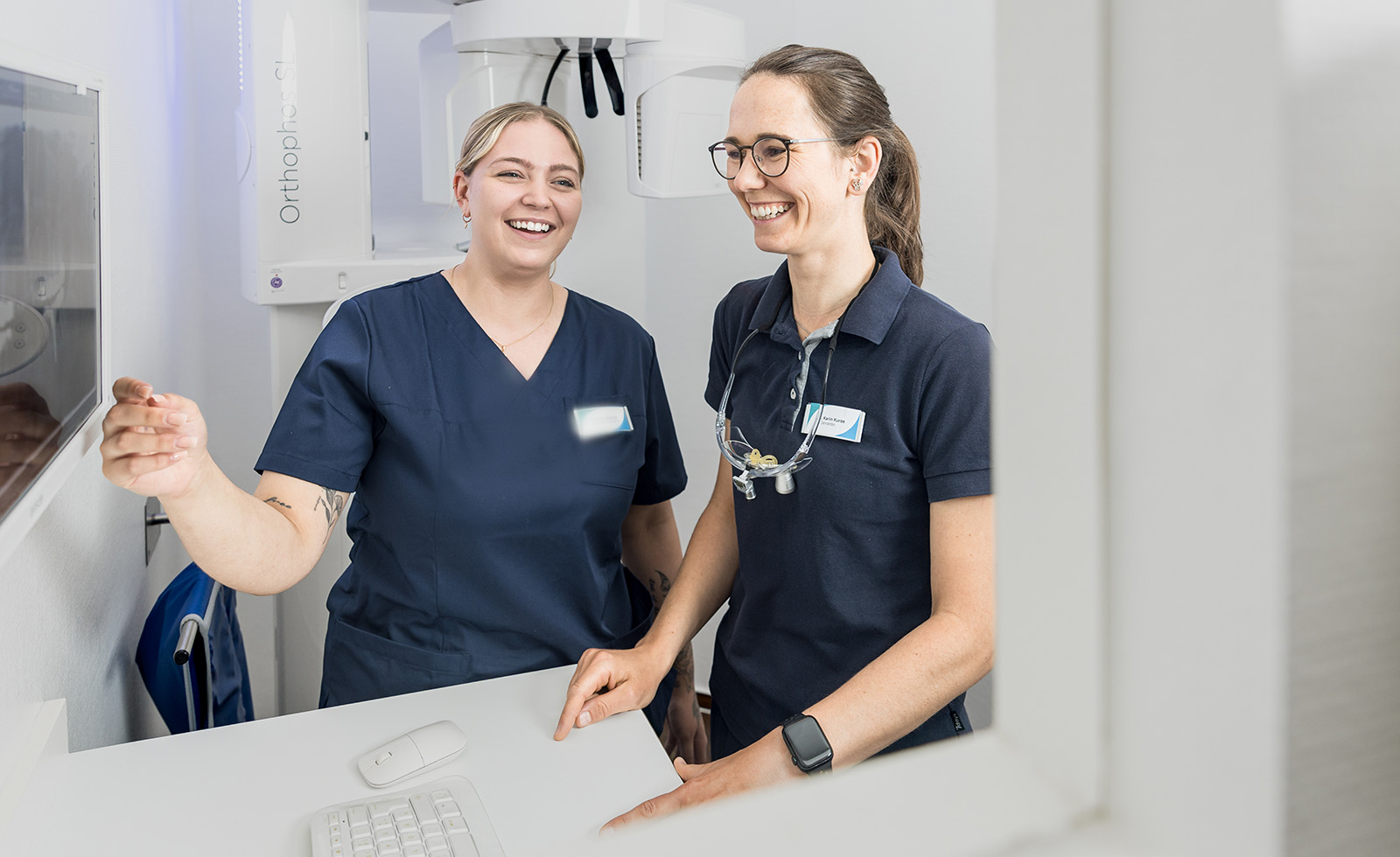 Zwei Kolleginnen der Zahnärzte Ebenbeck am Röntgen-Arbeitsplatz